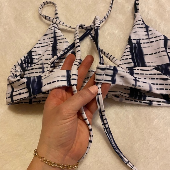 Bikini - Picture 9 of 10